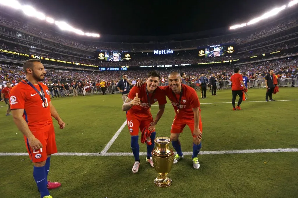 El festejo de Nicolás Castillo con el Gato Silva tras vencer por penales a Argentina y ganar la Copa América 2016. (Photosport).