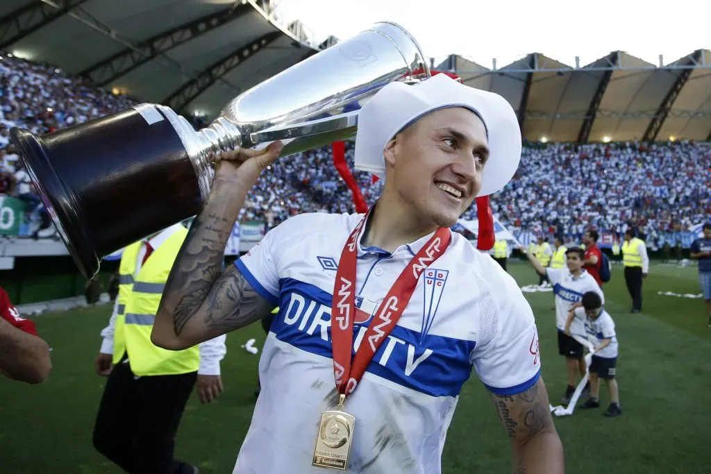 Así celebró Nicolás Castillo el título con Católica en 2016. (Javier Torres/Photosport).