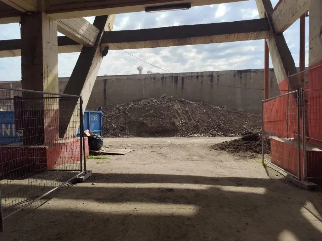 Los escombros están repartidos en varios sectores del estadio Santa Laura. Foto: Municipalidad de Independencia.