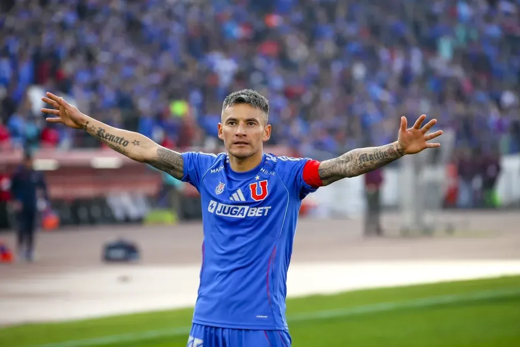 Charles Aránguiz vuelve a enfrentar a Colo Colo este fin de semana. (Foto: Pepe Alvujar/Photosport)