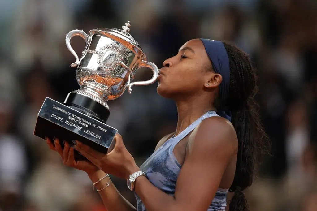 Coco Guaff con el trofeo de Roland Garros 2025 (Getty Images).