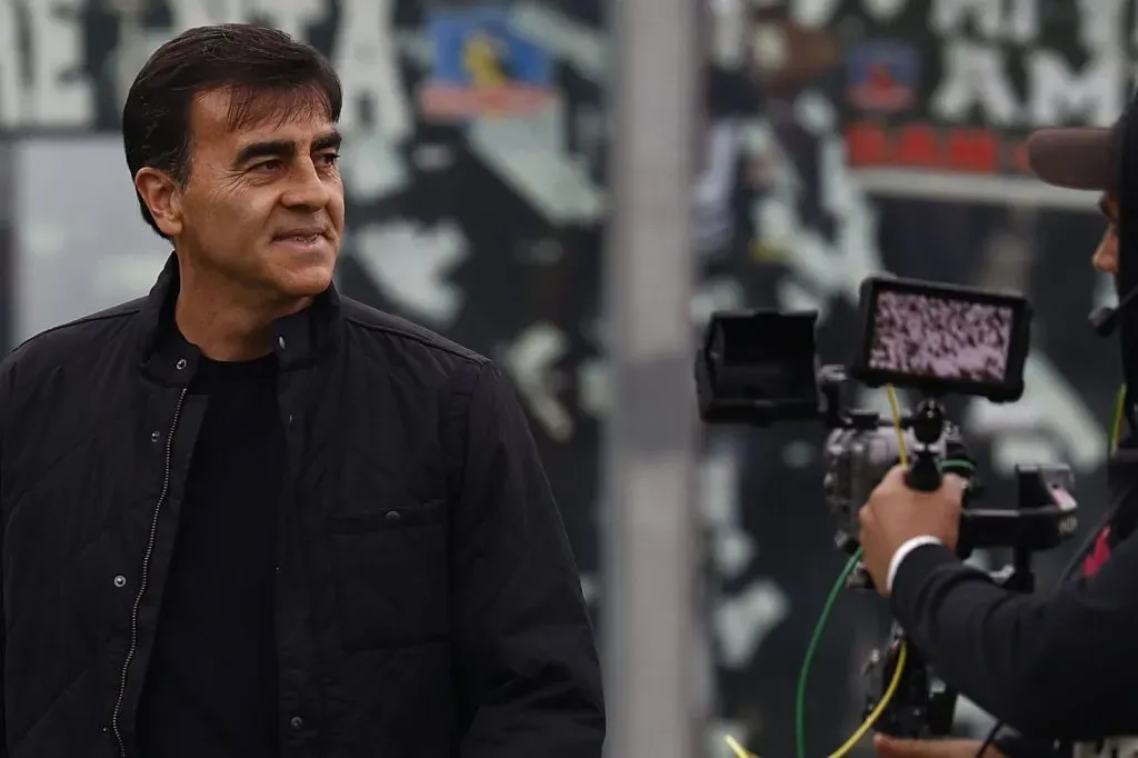 Gustavo Quinteros parece tener respaldo importante en todo Blanco y Negro. (Dragomir Yankovic/Photosport).