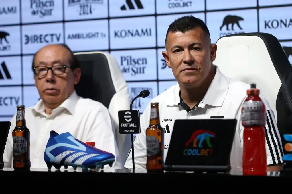 Alfredo Stöhwing, entonces presidente de Blanco y Negro, en la presentación de Jorge Almirón. (Javier Salvo/Photosport).