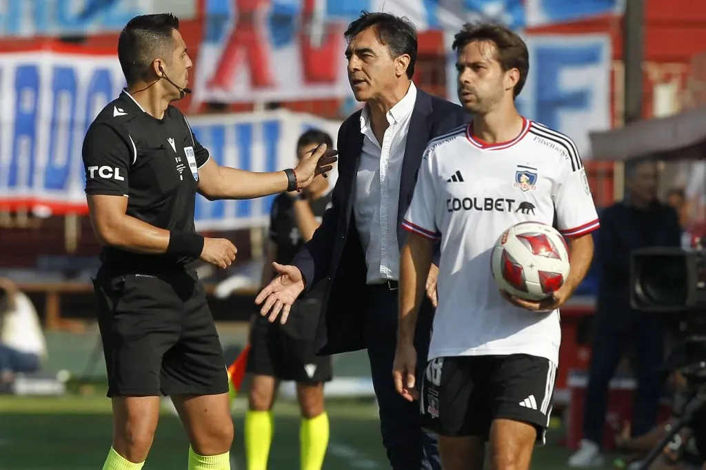 Un par de peticiones de Gustavo Quinteros no gustó nada a la dirigencia de Colo Colo. | Foto: Photosport.