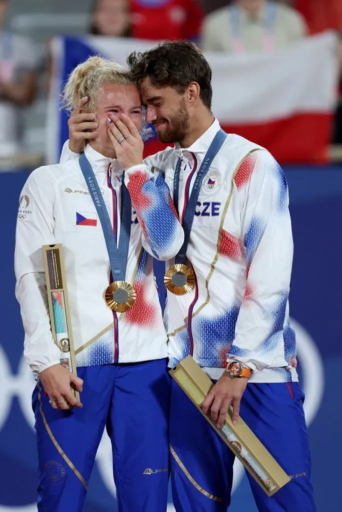 Los medallistas de oro Katerina Siniakova y Tomas Machac durante el torneo de dobles mixtos de tenis de los Juegos Olímpicos de París 2024 (Getty Images).