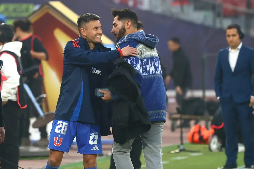 Johnny Herrera y un lindo reencuentro con Charles Aránguiz en el último Superclásico, que ganó la U por 2-1 al Cacique. (Jonnathan Oyarzun/Photosport).