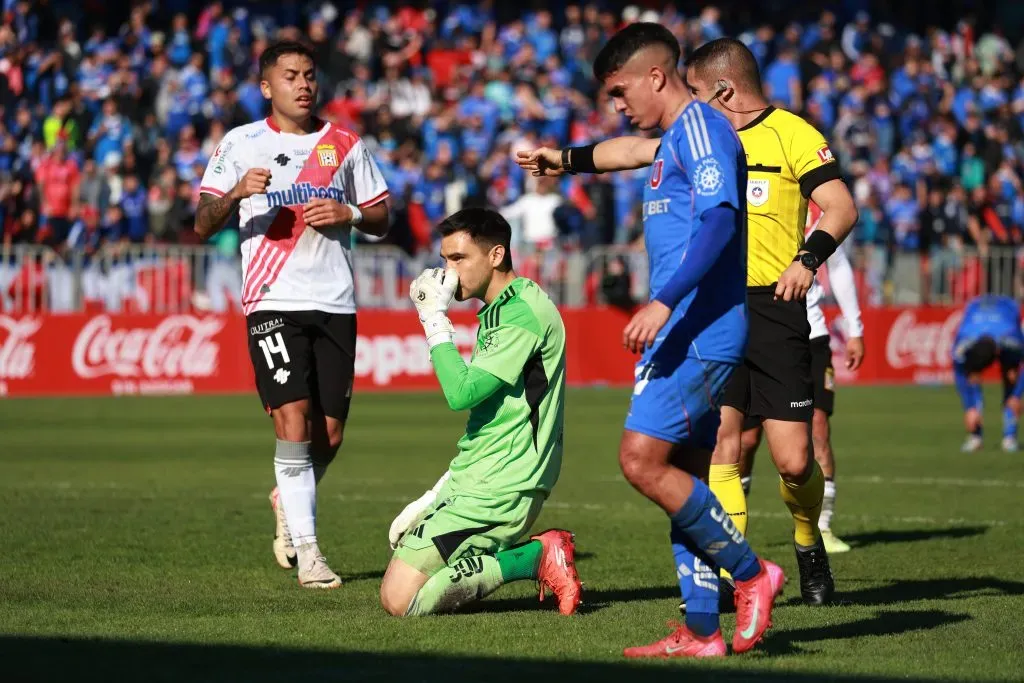 Toselli lamenta un cobro a favor de Curicó Unido. (Eduardo Fortes/Photosport).