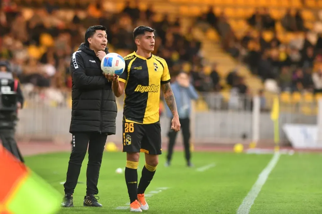 Esteban González le da indicaciones a Lukas Soza en Coquimbo Unido. (Raul Zamora/Photosport).