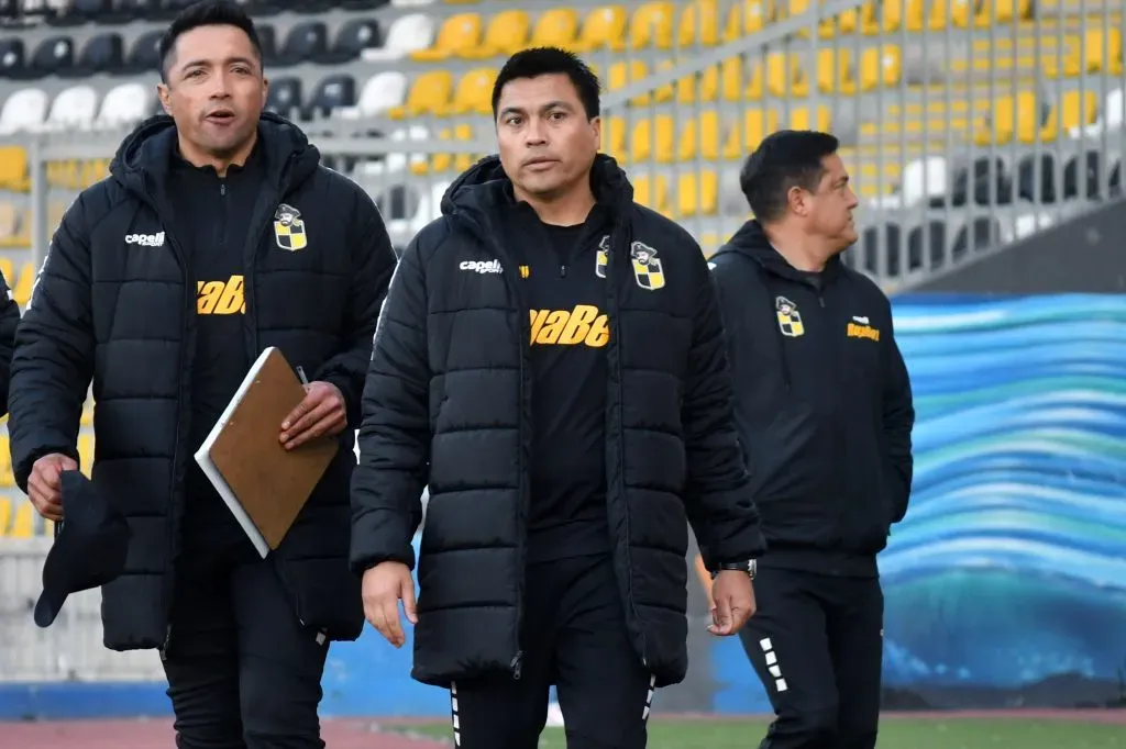 Esteban González tiene a Miguel Pinto como ayudante técnico en Coquimbo Unido. (Alejandro Pizarro Ubilla/Photosport).