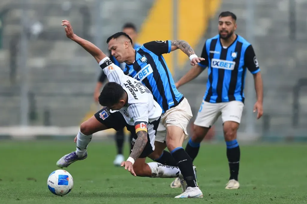Nicolás Vargas lucha ante Esteban Pavez. (Felipe Zanca/Photosport).