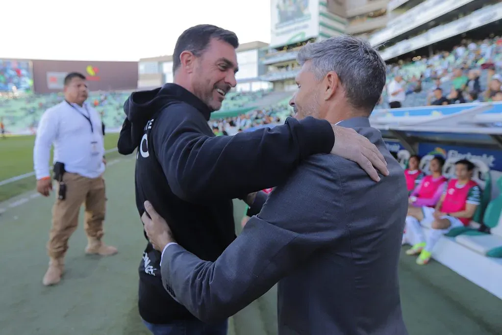 Fernando Ortiz saluda a Pablo Guede, ex DT de Colo Colo, en México. (Manuel Guadarrama/Getty Images).