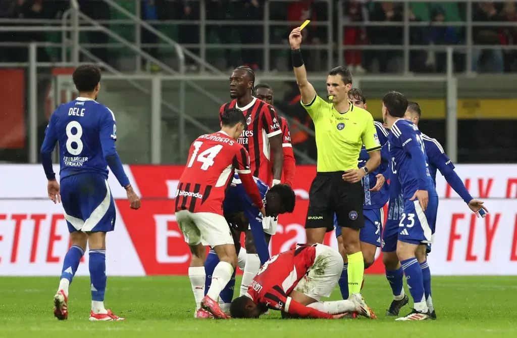 El jugador fue expulsado tras fuerte lesión sobre excompañero, marcando así su último partido con la escuadra. (Photo by Marco Luzzani/Getty Images)