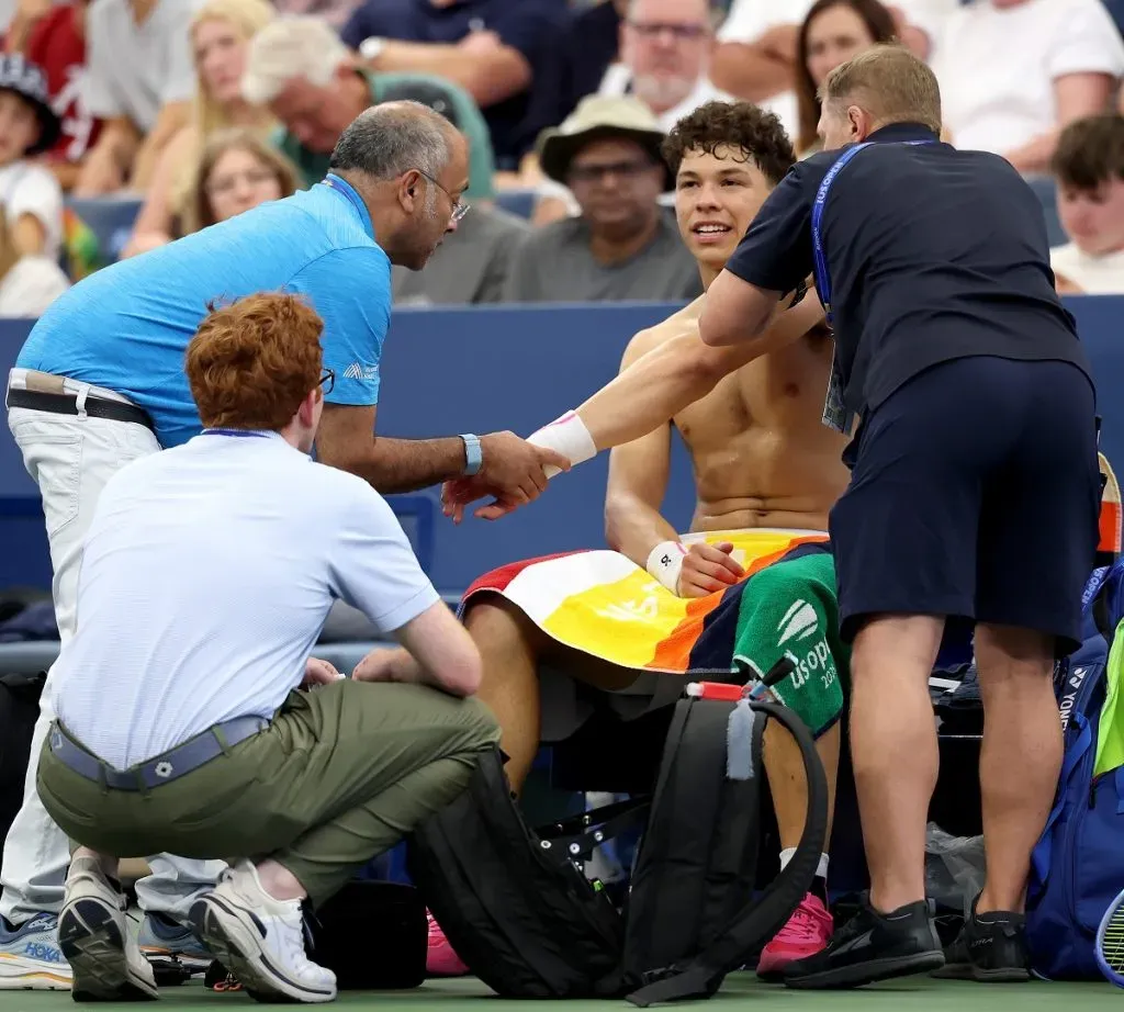 Ben Shelton es atendido por un fisio en el US Open (Getty Images).