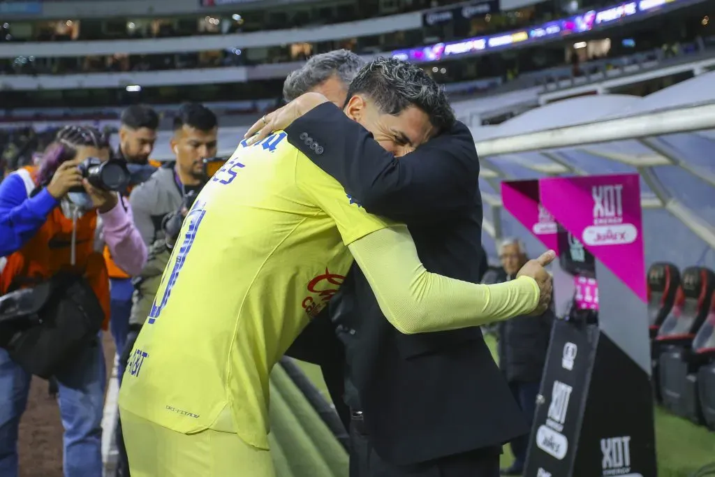 Fernando Ortiz saluda con cariño a Diego Valdés, a quien dirigió en el América de México. (Agustin Cuevas/Getty Images).