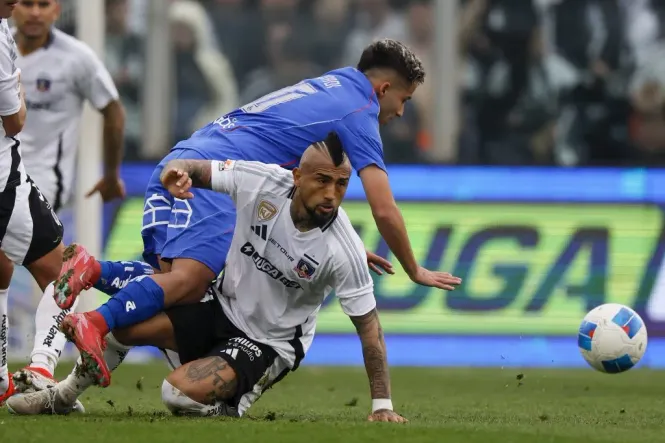 Arturo Vidal ante Assadi en el Superclásico 198. (Andres Pina/Photosport).