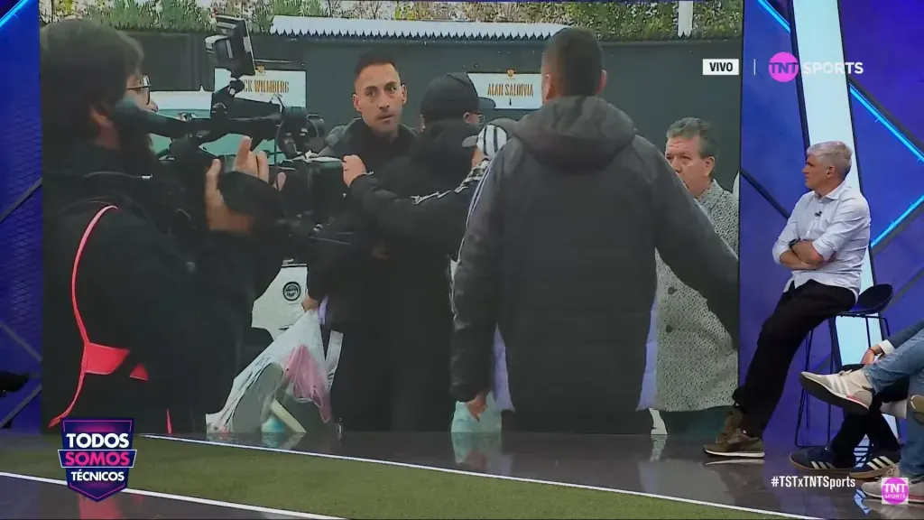 Javier Correa fue frenado para evitar una pelea. (Captura TNT Sports).