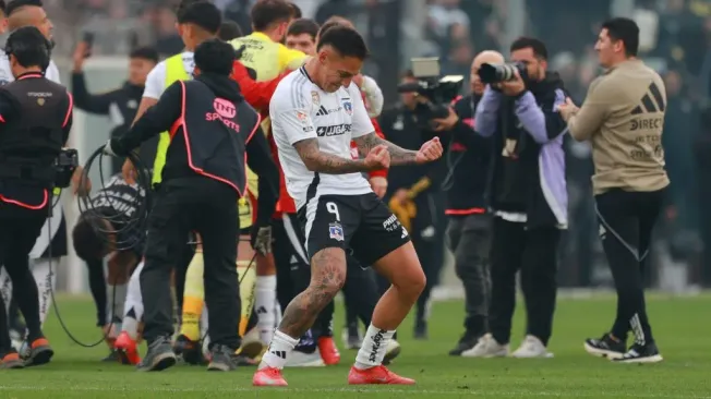 Javier Correa y su coreografía cuando la hinchada cantaba “la Garra Blanca los c… otra vez” (Photosport)