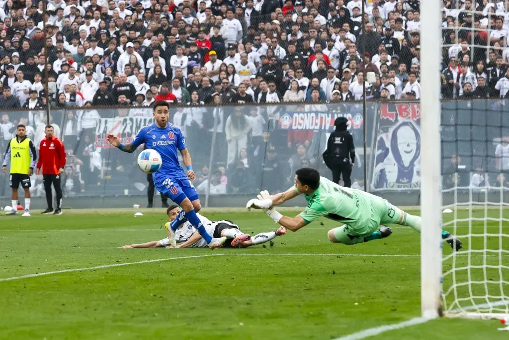 Toselli y una tapada a Lucas Cepeda. Acto seguido, Javier Correa estrelló el balón en el poste. (Pepe Alvujar/Photosport).