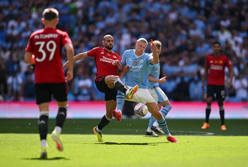 Sofyan Amrabat marca al noruego Erling Haaland en un derbi de Manchester. (Mike Hewitt/Getty Images).