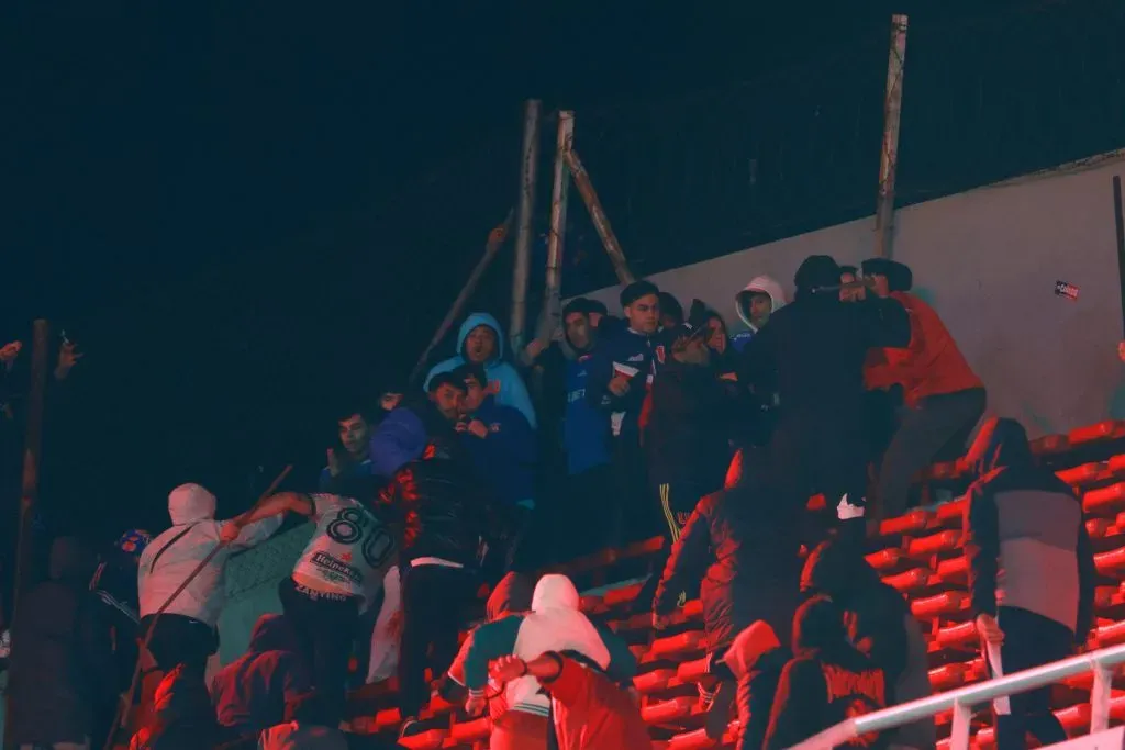 Las agresiones de los hinchas argentinos a los chilenos. Foto: Fotobaires/Photosport