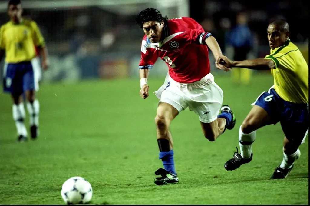 Iván Zamorano disputando un balón con Roberto Carlos en los octavos de final de Francia 98 | Getty Images