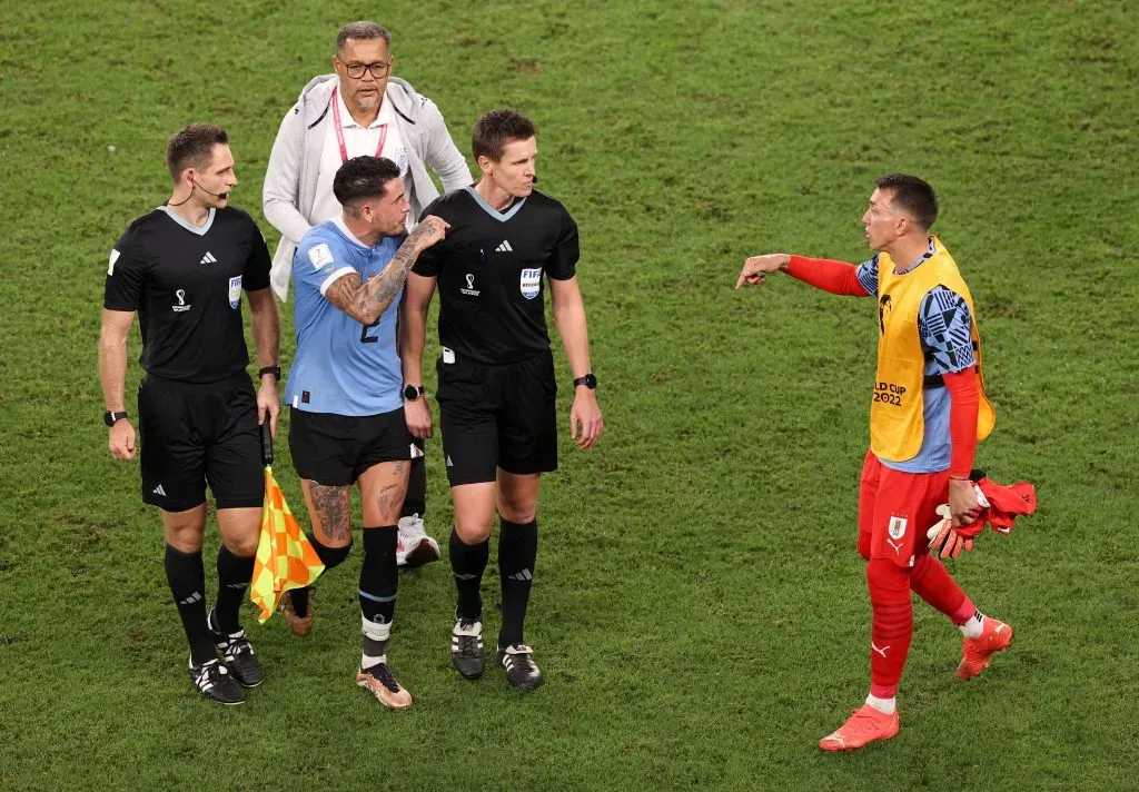 José María Giménez fue acusado de darle un codazo al director de competiciones de la FIFA y Fernando Muslera empujó a uno de los jueces asistentes. (Ryan Pierse/Getty Images).