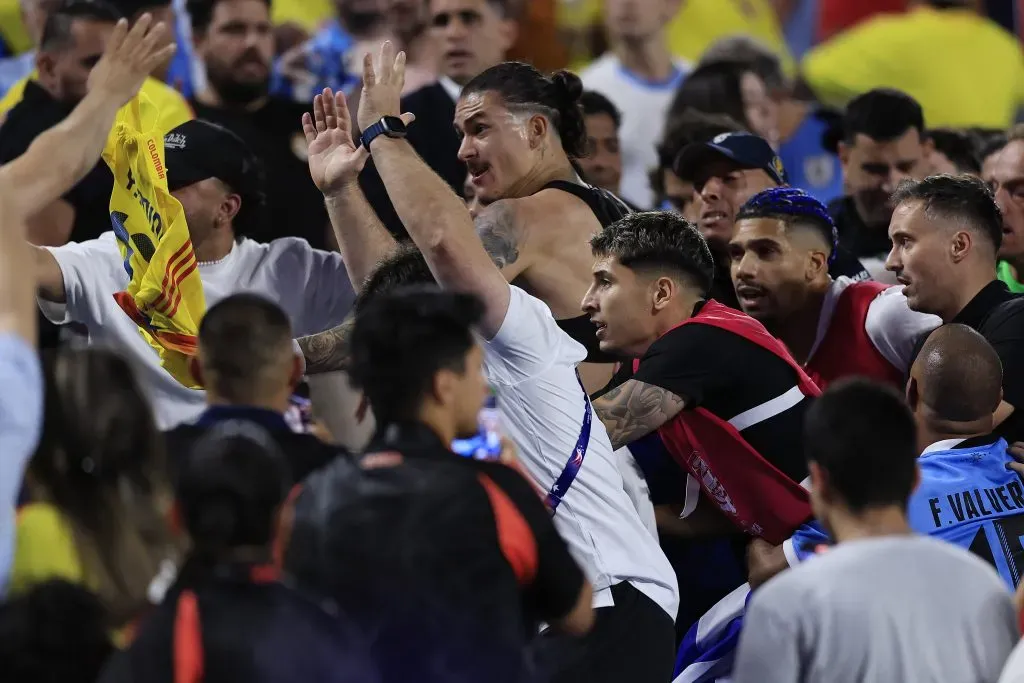Darwin Núñez fue a la tribuna a defender a sus familiares, según dijo después Marcelo Bielsa. (Buda Mendes/Getty Images).