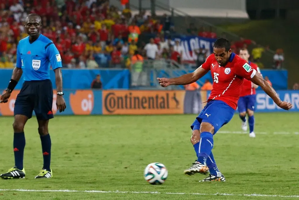 El remate que fue gol de Beausejour ante Australia en Brasil 2014. (Marcelo Hernandez/Photosport).