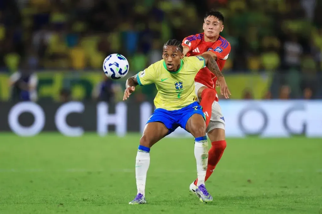 Joao Pedro aguanta la marca de Iván Román en el Maracaná. (Buda Mendes/Getty Images).