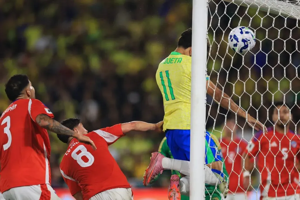 Lucas Paquetá les ganó a todos y anotó el 2-0 parcial de Brasil ante Chile. (Buda Mendes/Getty Images).