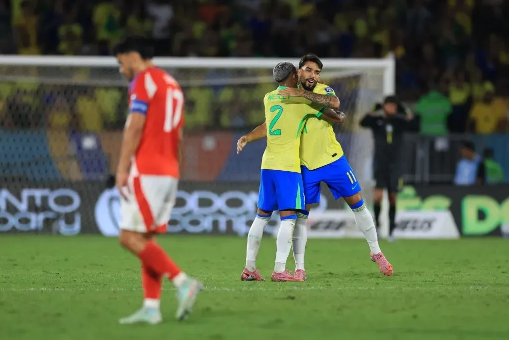 Lucas Paquetá festeja con Wesley el 2-0 parcial de Brasil ante Chile. (Buda Mendes/Getty Images).