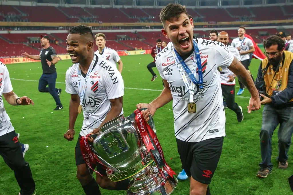 Esteban Pavez celebra el título de la Copa de Brasil que ganó en Athlético Paranaense. (Lucas Uebel/Getty Images).