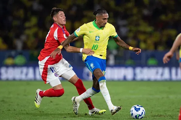 Raphinha enfrentando a Iván Román, quien debutó en la selección chilena adulta. | Foto: Getty Images.