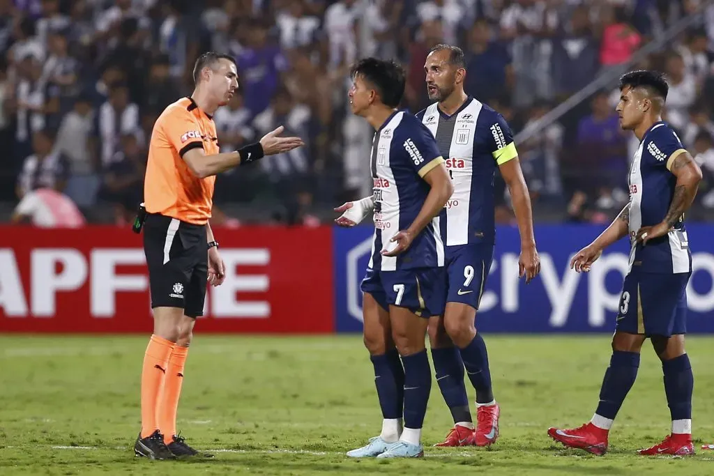 Alianza Lima logró aplazar su partido previo por la liga peruana antes de enfrentar a Universidad de Chile. | Foto: Getty Images.