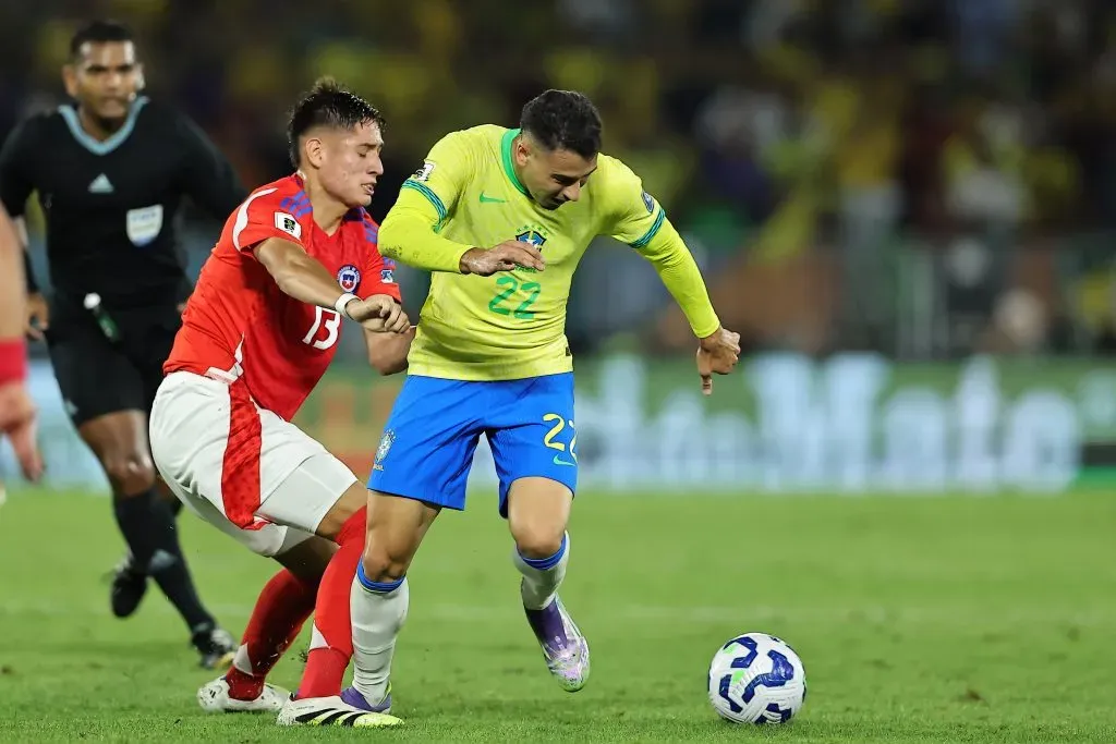 Iván Román persigue a Gabriel Martinelli en el duelo de Chile vs Brasil. (Heuler Andrey/DiaEsportivo/Photosport).