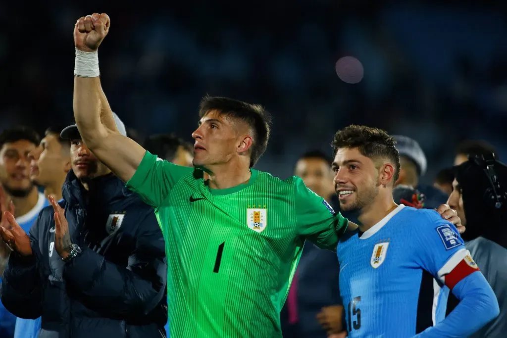 Sergio Rochet junto a Federico Valverde celebran la clasificación de Uruguay al Mundial. (Ernesto Ryan/Getty Images).