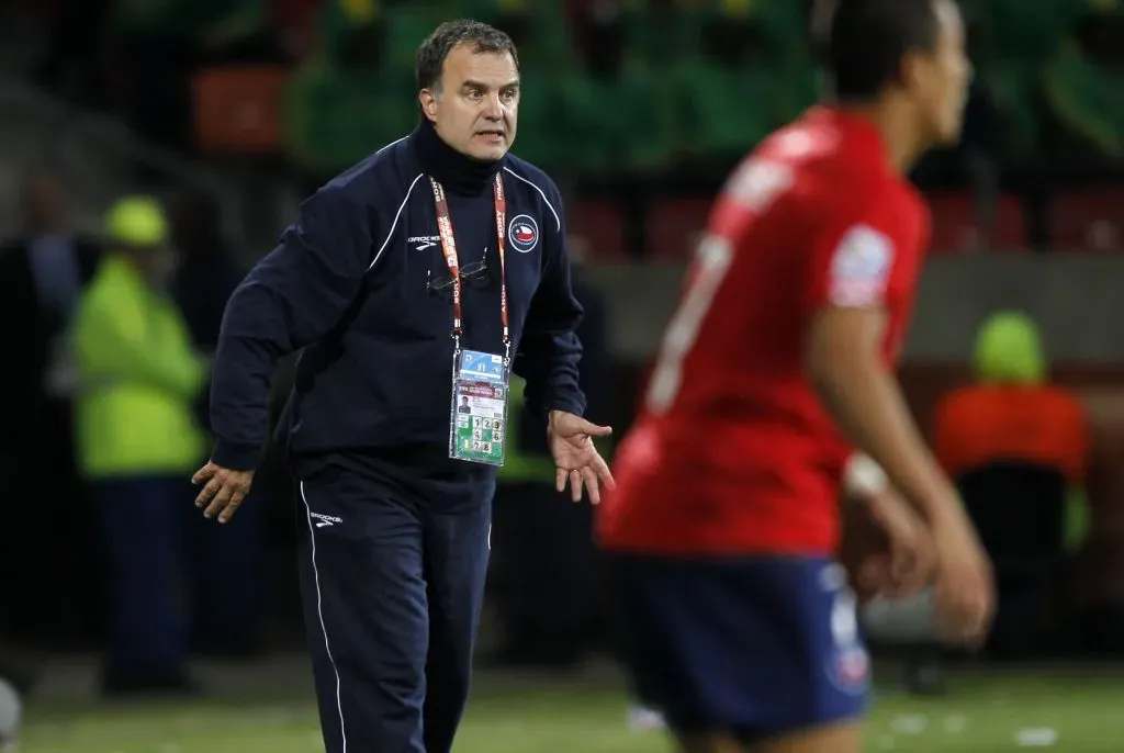 Marcelo Bielsa da indicaciones en el partido ante Suiza del Mundial 2010. (ANDRES PINA/PHOTOSPORT).