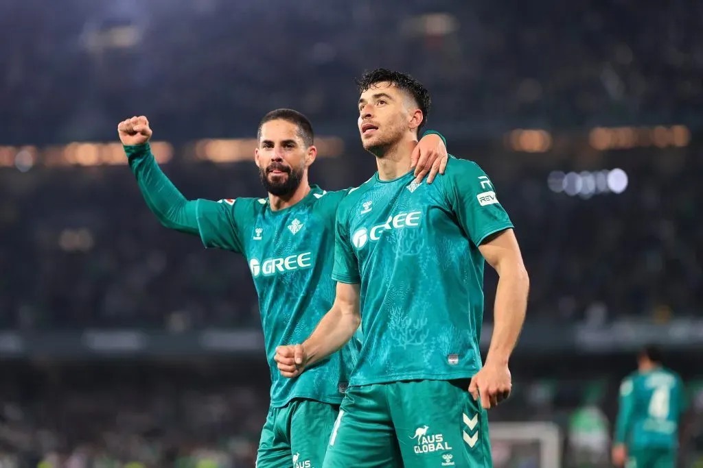 Marc Roca celebra con Isco un gol del Betis. (Fran Santiago/Getty Images).