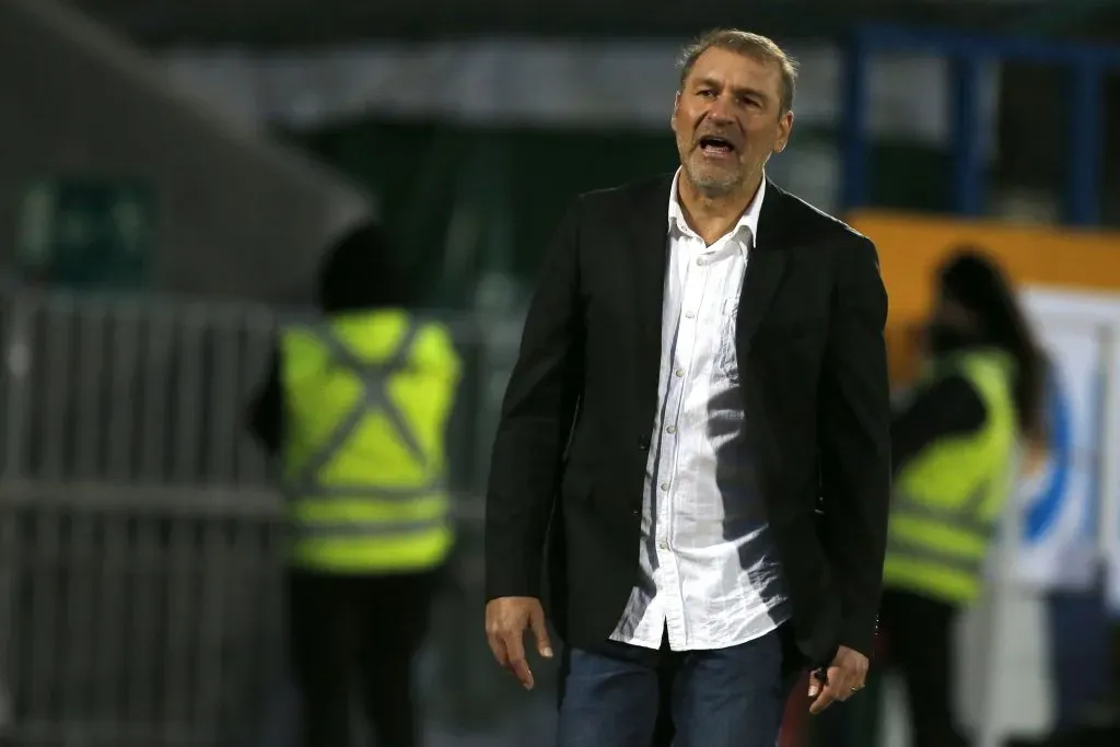 Héctor Adomaitis cuando dirigió a Melipilla en 2019. (Andres Pina/Photosport).