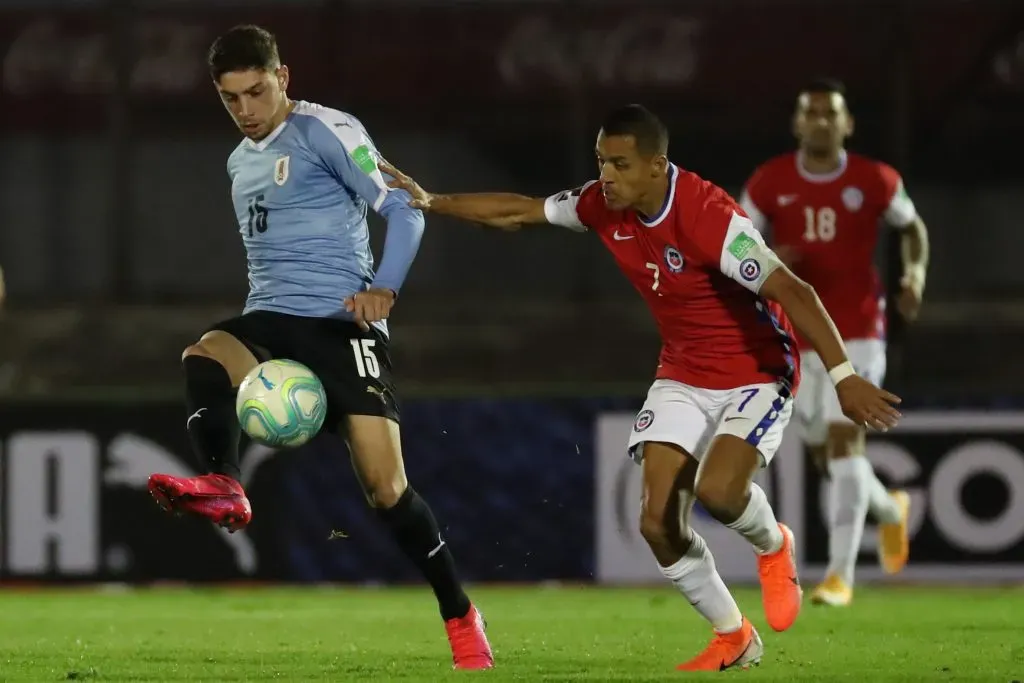 El cruce con Alexis Sánchez en el primer partido de Eliminatorias | Getty Images