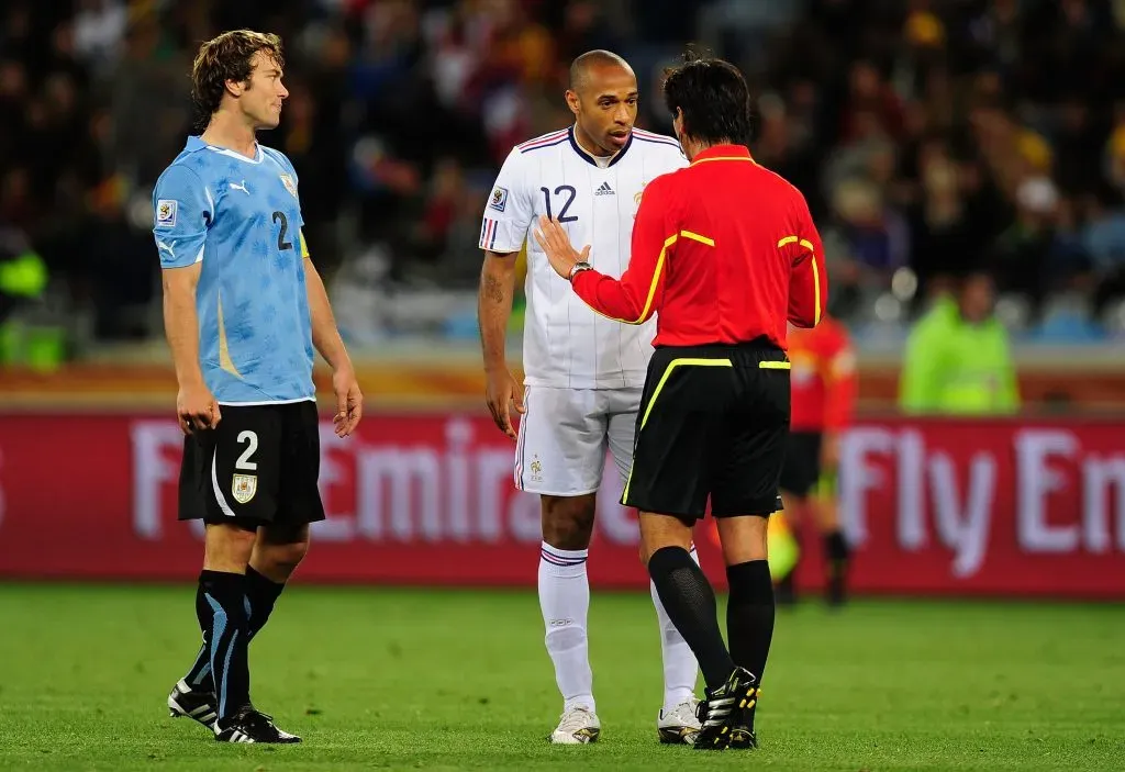Diego Lugano con Thierry Henry en Sudáfrica 2010. Imagen: Getty