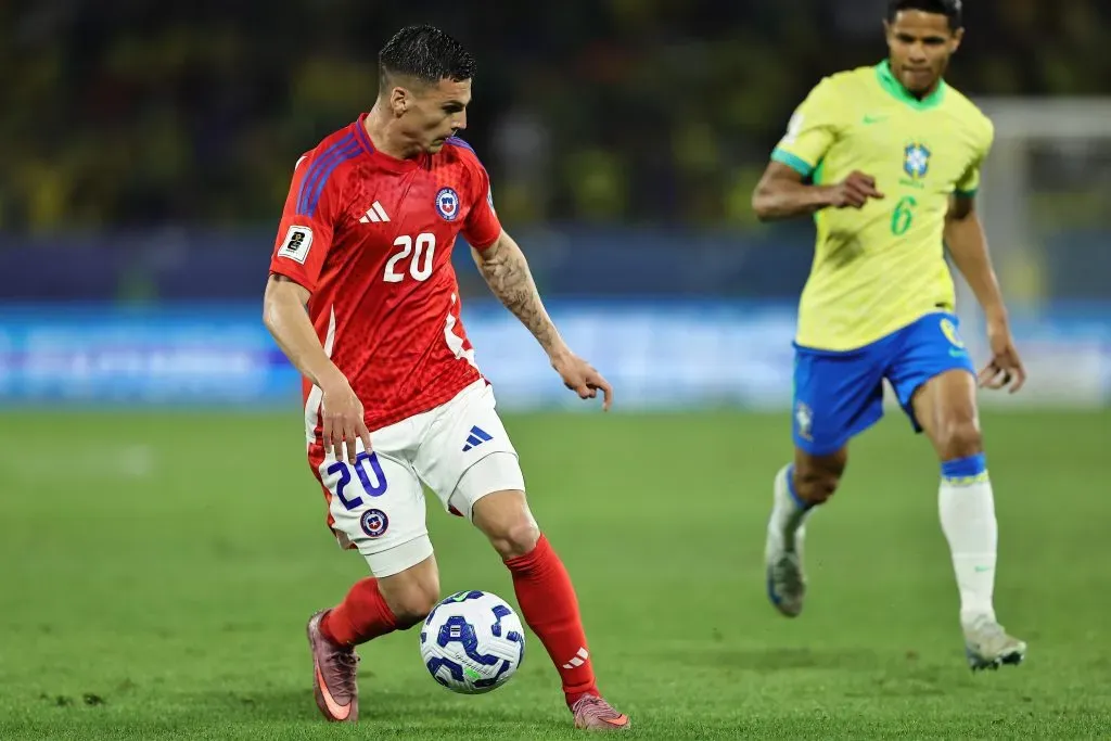 Lucas Cepeda en acción ante Brasil. (Heuler Andrey/DiaEsportivo/Photosport).