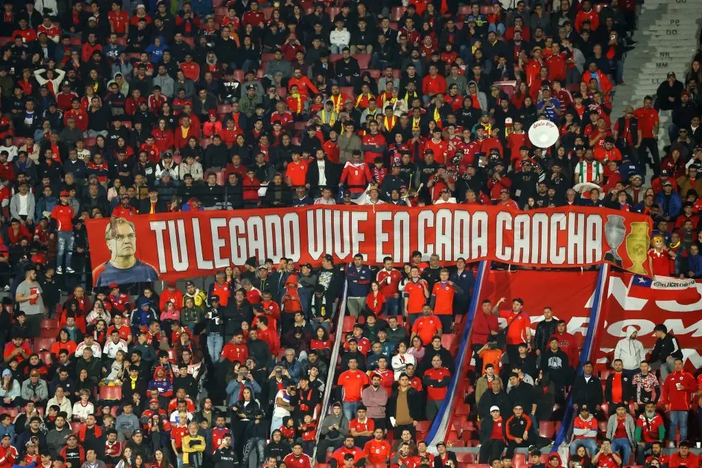 Cánticos y un lienzo para Bielsa en el Estadio Nacional | Photosport