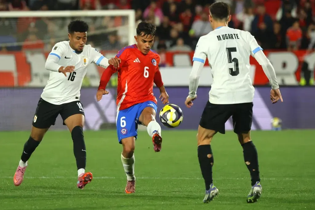 Vicente Pizarro en acción ante Uruguay. (Jonnathan Oyarzun/Photosport).