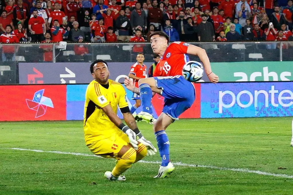 Pedro Gallese tapa un remate de Rodrigo Echeverría literalmente con la cara. (Dragomir Yankovic/Photosport).