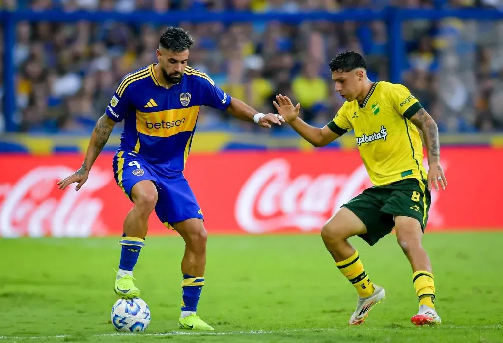 César Pérez en acción ante Boca Juniors. Marca al delantero Milton Giménez. (Marcelo Endelli/Getty Images).