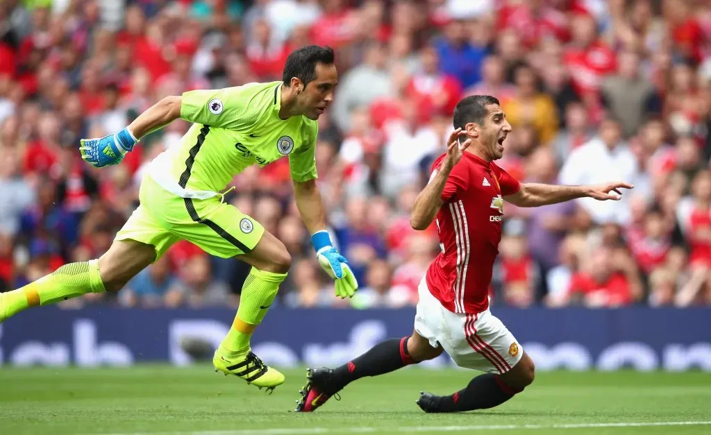 Claudio Bravo tuvo un debut agridulce en el arco de Manchester City. | Foto: Getty Images.