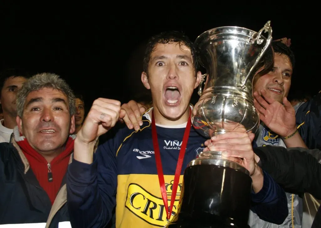 Cristian Uribe festeja el título que Everton le ganó a Colo Colo. (CLAUDIO DIAZ/PHOTOSPORT).