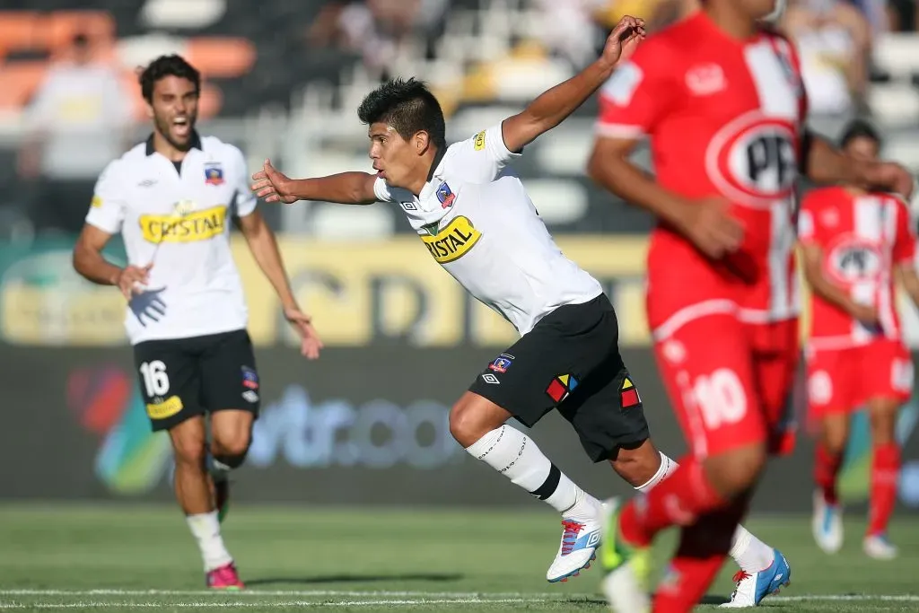 Esteban Pavez celebra su primer gol en Colo Colo. Fue ante Unión La Calera en 2013. (Mario Ruiz/Photosport).