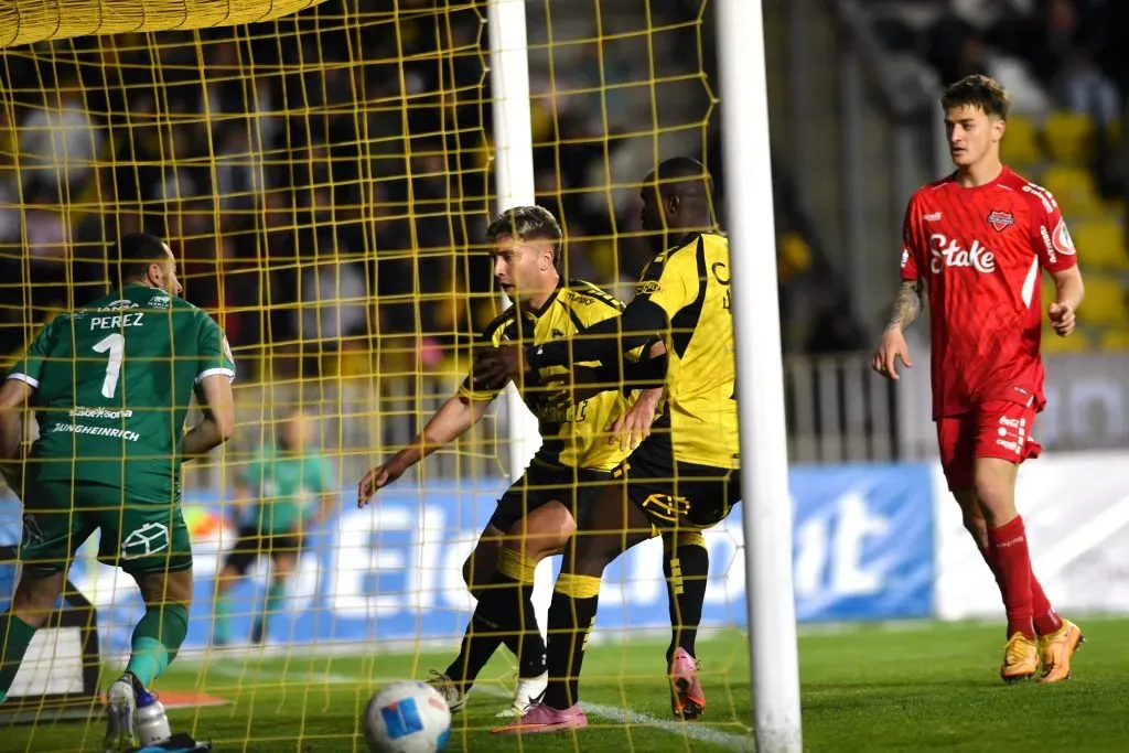 Nicolás Johansen igualó transitoriamente el partido para Coquimbo Unido ante los Diablos Rojos. (Alejandro Pizarro/Photosport).